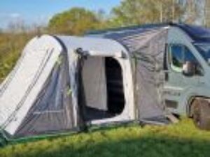 Mit unseren Markisen, Vorzelten und Sonnenschutz-Lösungen verwandeln Sie Ihren Stellplatz in eine gemütliche Wohlfühloase. Ob Sonnenschutz, Regenschutz oder Outdoor-Wohnraum, wir bieten professionelle Montage und individuelle Anpassung für Wohnmobile, Camper und Caravans. Optimieren Sie Ihren Campingkomfort – sprechen Sie uns an!