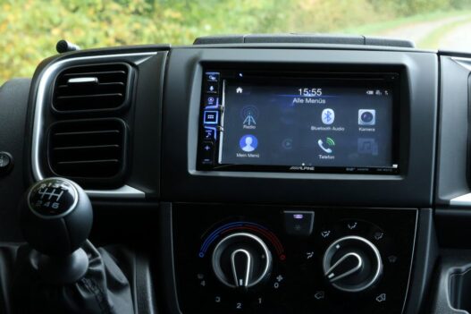 Fiat Ducato Camper mit modernem Navigationsradio, WLAN und Multimedia-System