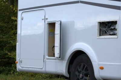 Leckageanalyse, Feuchtigkeitsmessung, Trocknung und Austausch beschädigter Wand- oder Möbelteile.